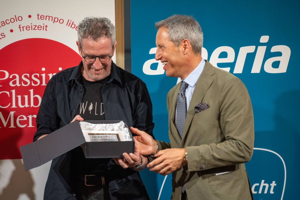 Il sindaco di Merano Dario Dal Medico premia Sepp Mall vincitore della sezione tedesca